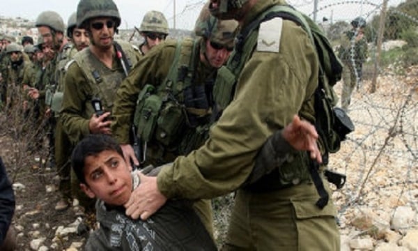 طفل فلسطيني والاحتلال