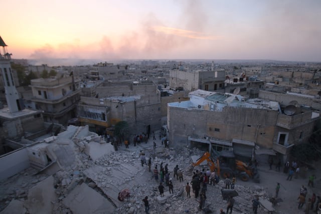سكان يتفقدون الدمار الناجم عن غارة جوية في حي خاضع لسيطرة المعارضة في حلب بسوريا يوم 2 يونيو حزيران 2016. تصوير عبد الرحمن اسماعيل - رويترز