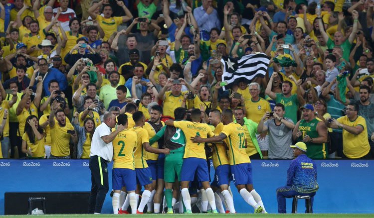 brazil-players-celebrating-final