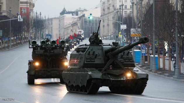 Russian servicemen operate MSTA-S self-propelled howitzer during rehearsal for Victory Day parade in central Moscow
