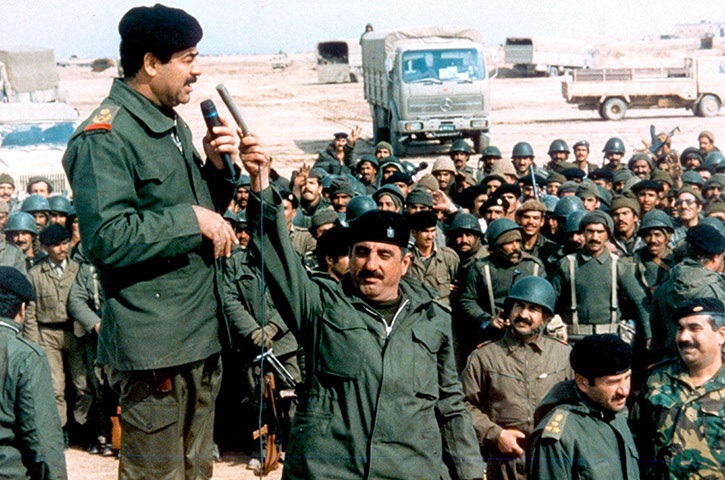 صدام-حسين-باللبس-العسكري-وسط-جنوده